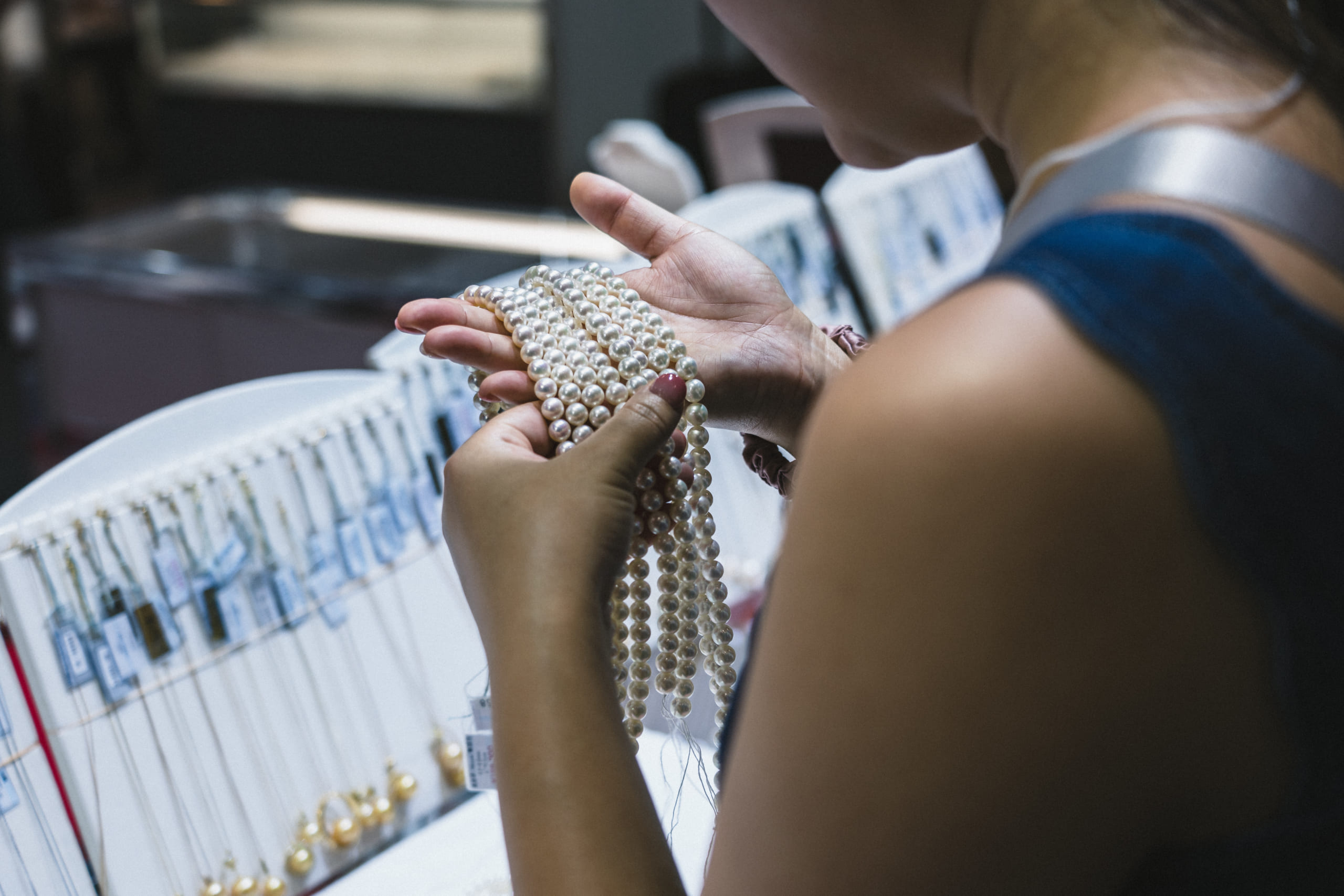 Gemmological grading and international gemstone sourcing